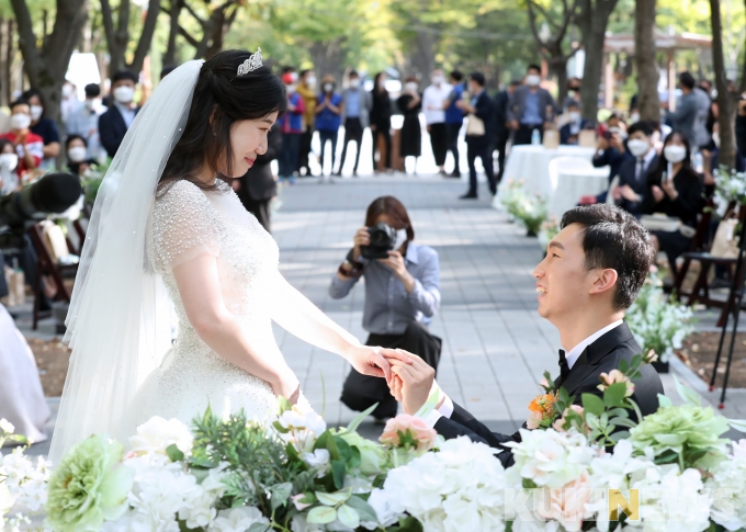 대전 서구 ‘사랑의 결실, 작은 결혼식’ 1호 커플 탄생
