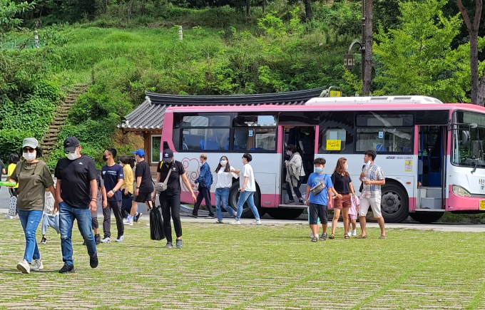 안동시 하회마을 셔틀버스 코로나19 ‘무풍지대’..사회적 거리 두기 무색