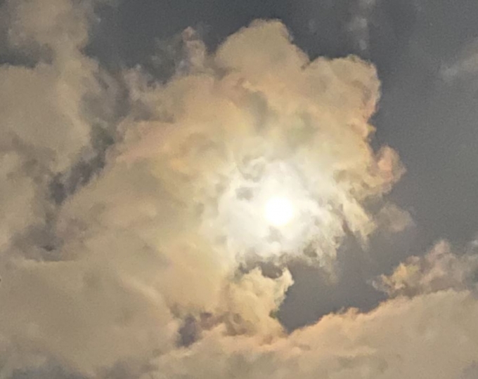 [오늘의날씨] 구름사이 보름달···중부 늦은밤 흐려져