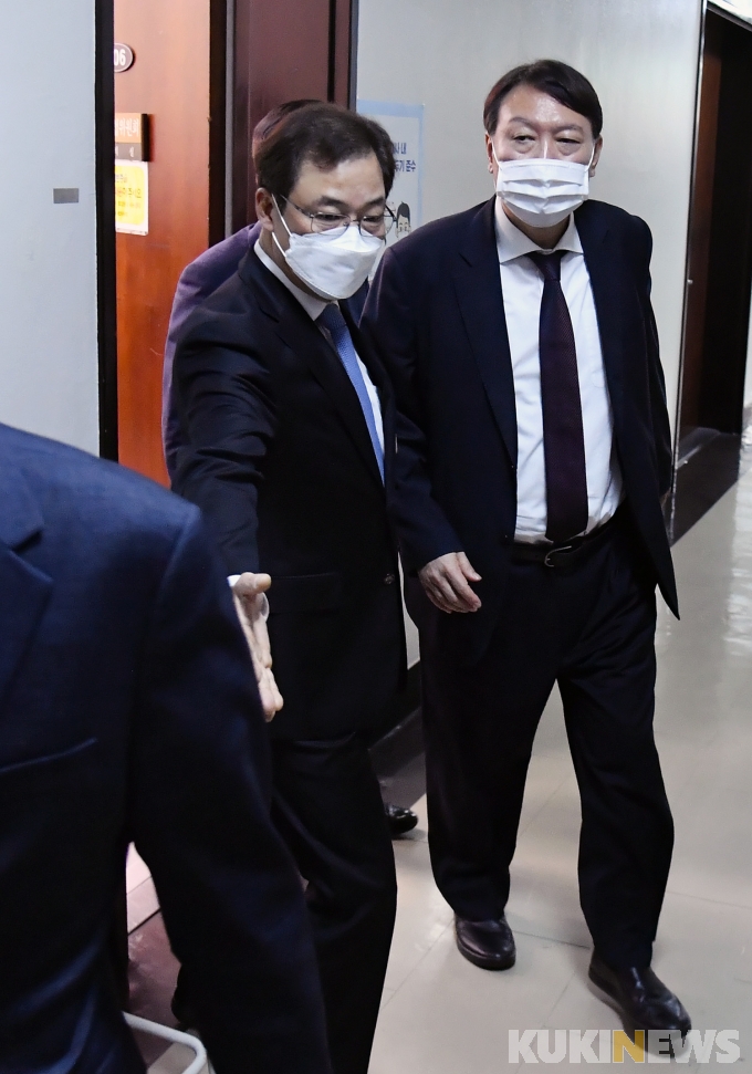 “尹 직무배제 부당” 서울중앙지검 부장검사·퇴직 검사장도 항의 성명