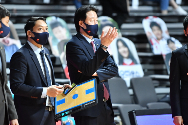 [KBL] 역전패에 같은 말 반복한 강을준 감독 “나와선 안될 게임이…”