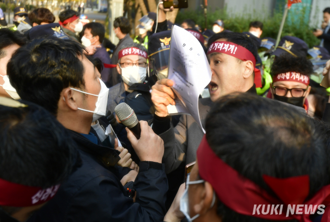 탄원서 전달 위해 진입 시도하는 신라젠 주주들