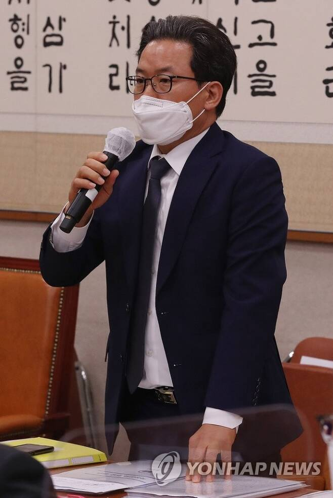 “총장 직무 배제 조치 재고해야” 법무부 검사들, 검찰국장 면담