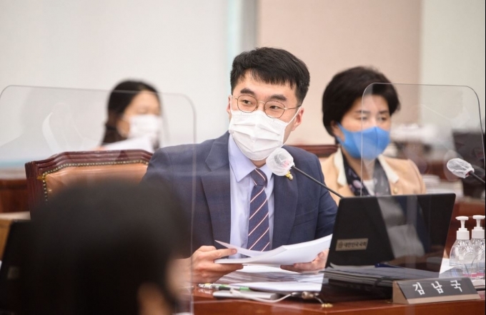 김남국 ‘작업’에도 힘 잃어가는 ‘판사사찰’ 프레임
