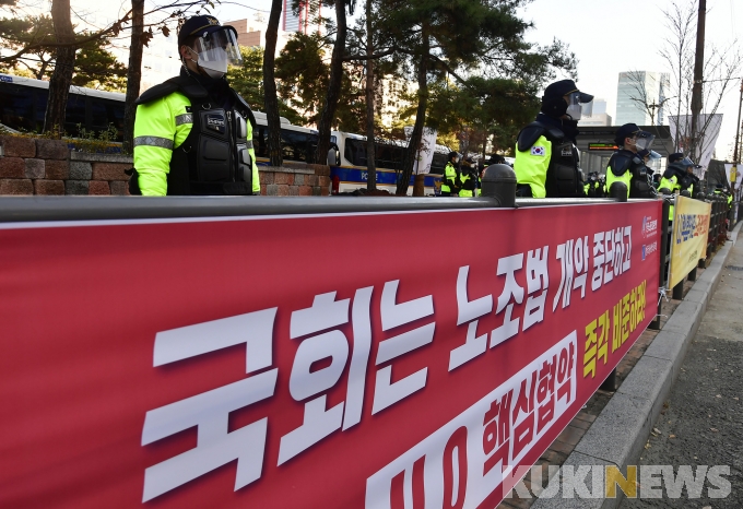 민주노총 집회 차단하는 경찰 '전면차단'