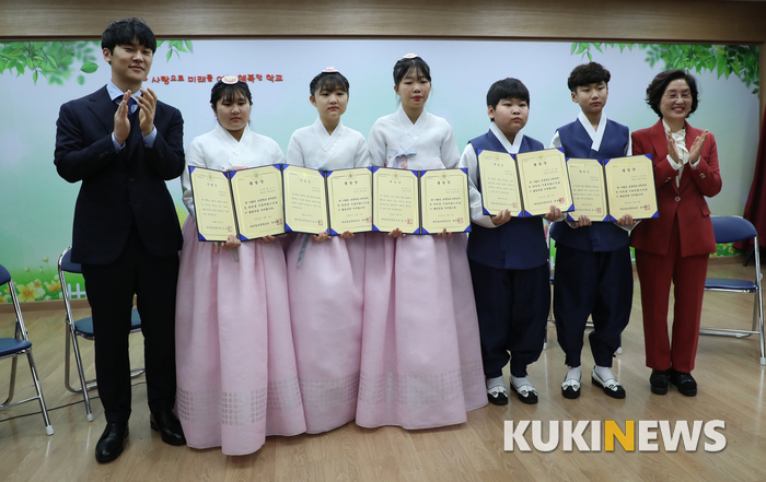DMZ 대성동 초등학교 '올해의 졸업생'