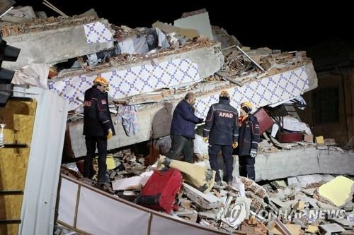 터키 동부서 규모 6.8 강진, 최소 22명 사망·1천200여명 부상