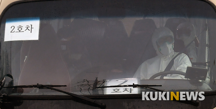 버스 안에서 마스크 쓴 우한 교민들