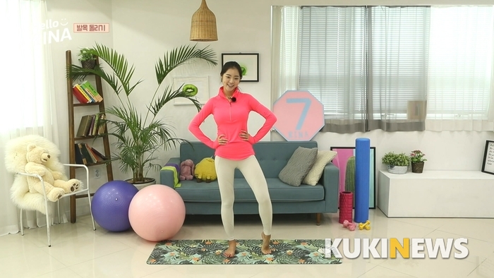 [쿠키영상] 모델 서리나의 다리와 무릎 통증을 없애는 운동…발목 돌리기