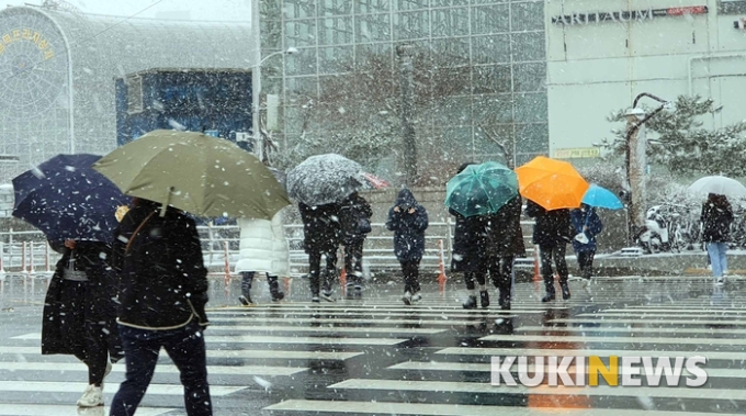 금융권 ‘비올 때 우산 뺏는다’ 오명 씻을 때 [친절한 쿡기자]