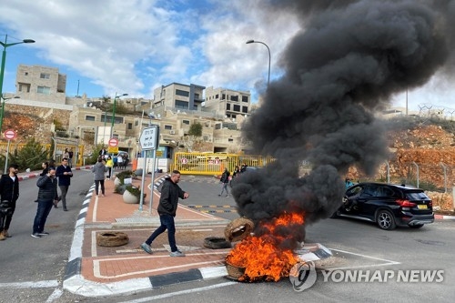 이스라엘 ‘한국인 격리 수용지’ 주민들 반대 격렬 시위