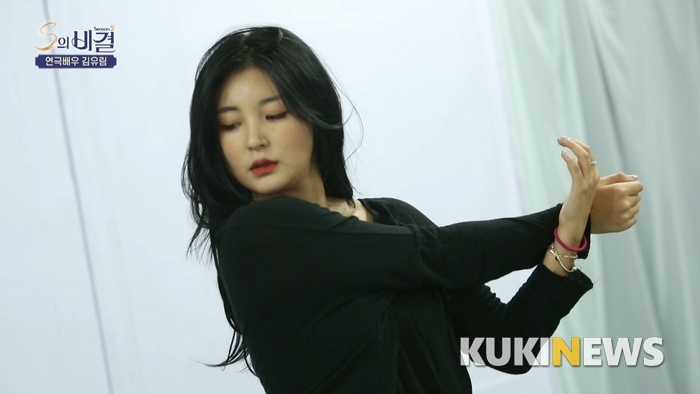 [쿠키영상] 연극배우 겸 안무가 김유림의 춤 연습…일과 몸매 관리를 동시에 해결