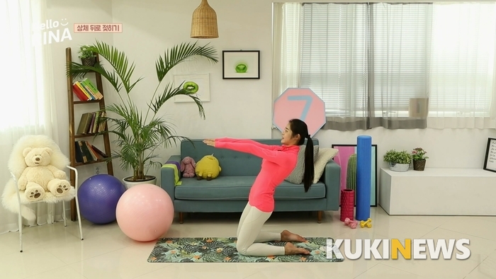 [쿠키영상] 모델 서리나의 하체 근육을 강화하는 운동…상체 뒤로 젖히기