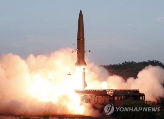 북한, 초대형 방사포 시험사격 확인..김정은 불참