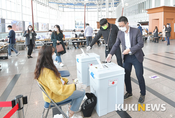 제21대 총선 사전투표 1000만명 돌파… 11일 오후 4시 투표율 23.46%