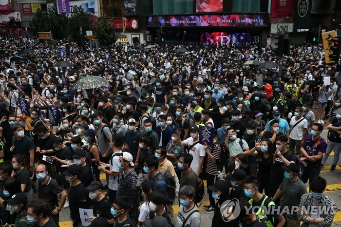 홍콩경찰, '홍콩보안법' 반대 시위대 200여명 체포