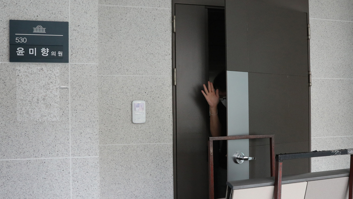21대 국회 임기 첫 주말, 윤미향 의원실 문 앞 놓인 짐들