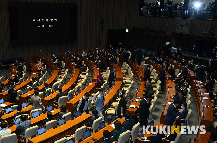 김영진 의원 의사발언 하기도 전에 퇴장하는 미래통합당 의원들