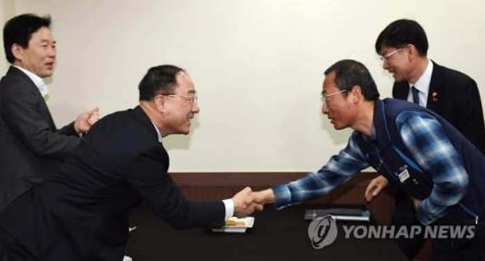 홍남기, 민주노총 위원장 만나 코로나19 극복 대타협 당부