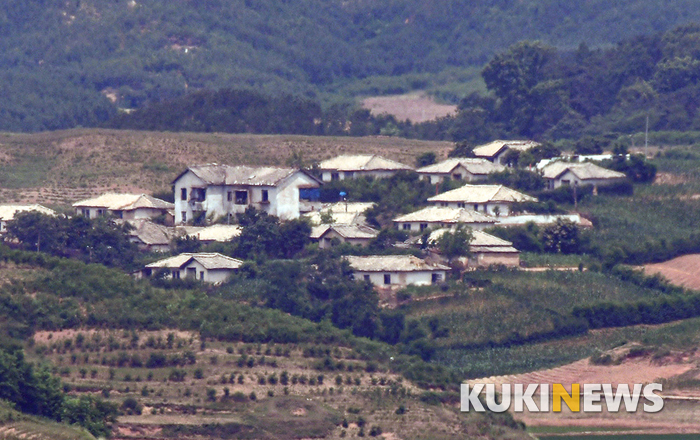 '적막한 북한 마을'