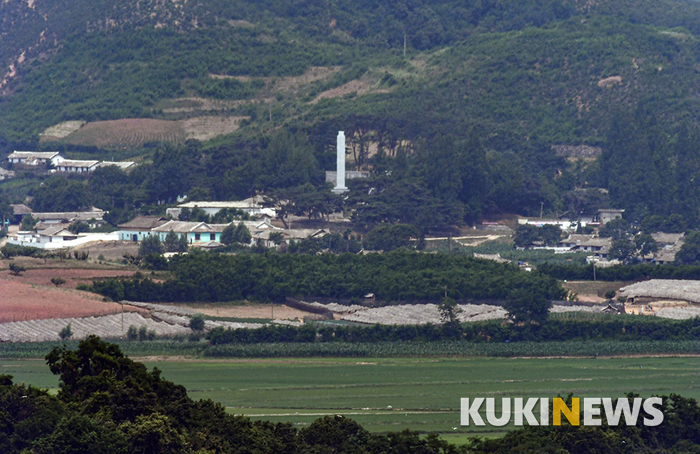 오두산 통일전망대에서 바라본 북한 마을