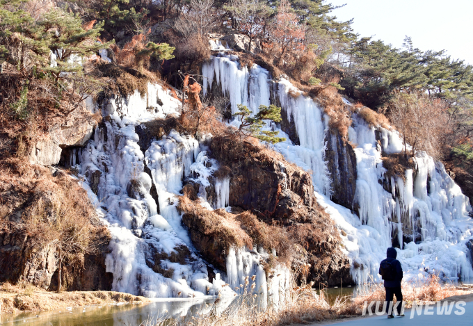 [날씨] 꽁꽁 싸매는 출근길…최저 영하 19도 맹추위