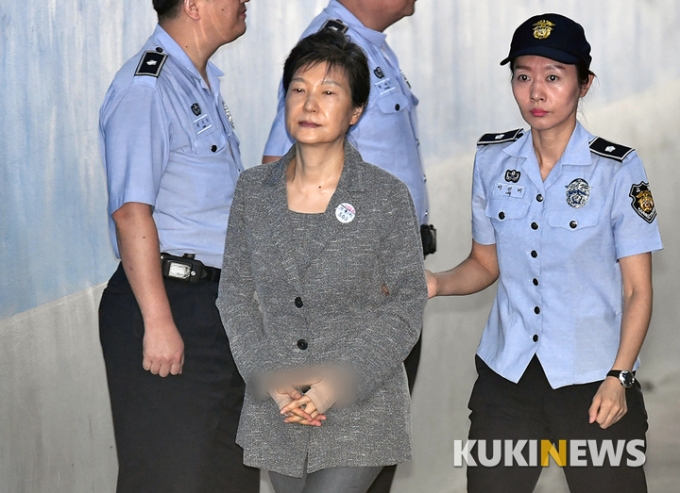 이명박·박근혜 사면, 정권 피해자들에게 물었다