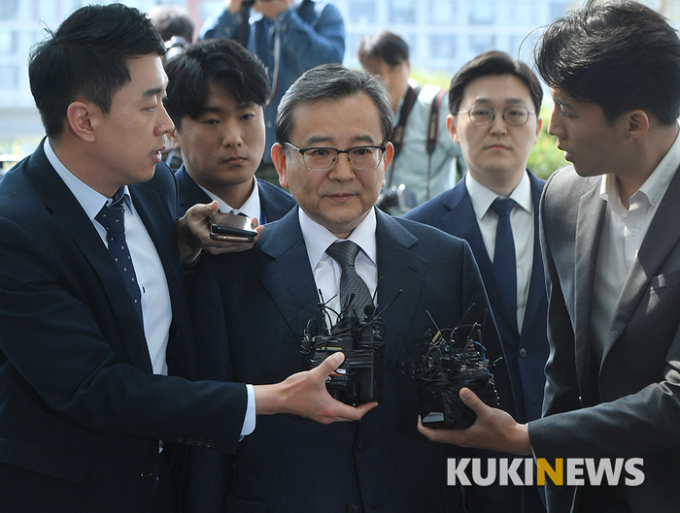 김학의 출국금지 위법 의혹에 진통 지속…법무부 “적법성 문제없다”