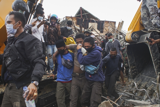 ‘인도네시아 강진’ 사망자 최소 67명…여진·장비 부족에 구조작업 난항