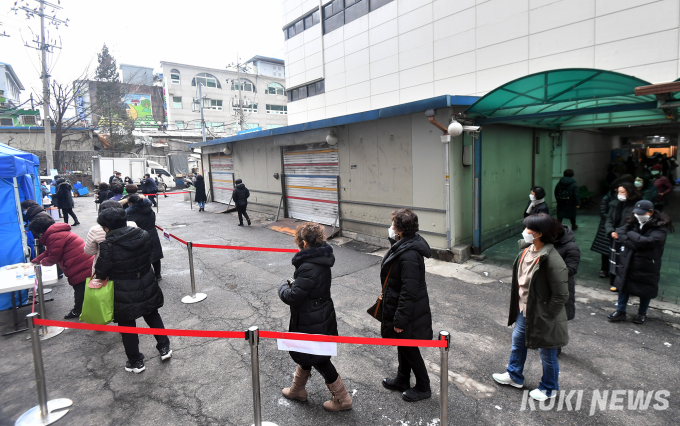 정부, 주중 사회적 거리두기 단계 조정 결정