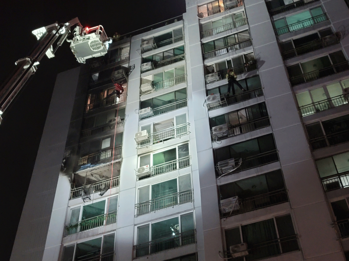 대구 수성구 아파트 10층서 불…주민 대피
