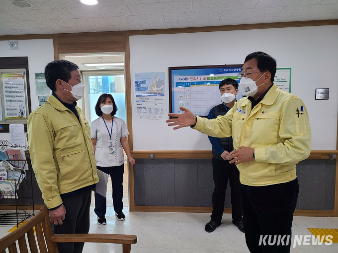 코로나 백신 접종 준비 점검하는 김철수 속초시장