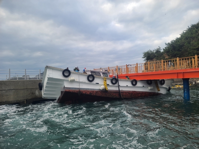통영해경, 남해군 미조남항 연결교각 충돌 선박 구조