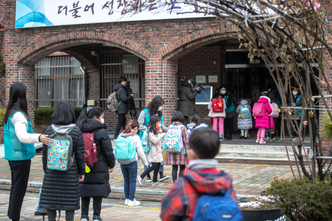 등교수업 1주, ‘위태’… 확진에 긴급해산도 벌어져