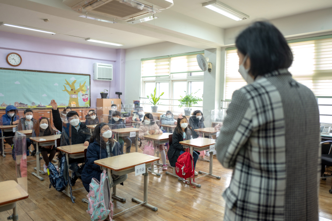 등교수업 1주, ‘위태’… 확진에 긴급해산도 벌어져