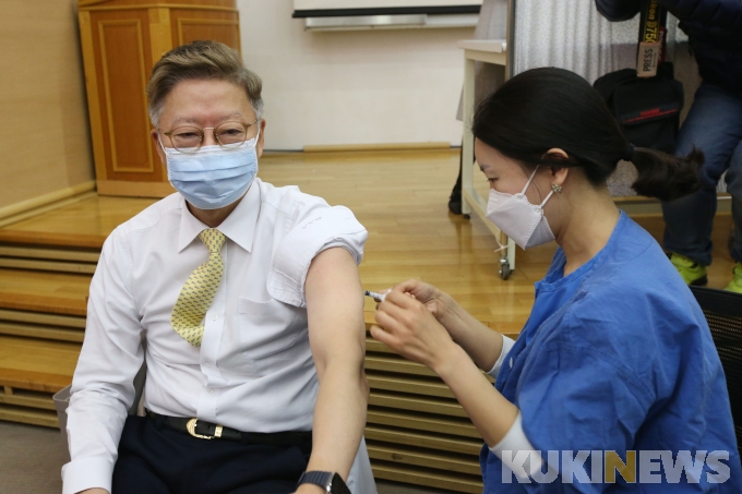 [쿠키포토] 아스트라제네카 백신 접종받는 김연수 서울대병원장