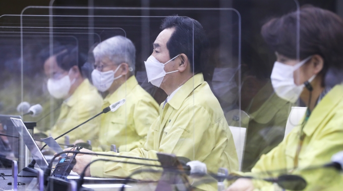 정 총리 “이번 주 4차 유행 분기점… 의심증상 땐 검사를”