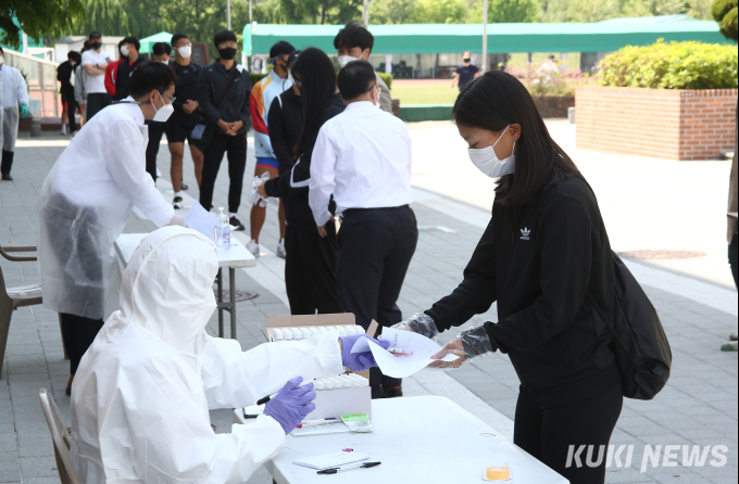 [쿠키포토] 오늘부터 서울 10개 학교서 순회 PCR 선제검사