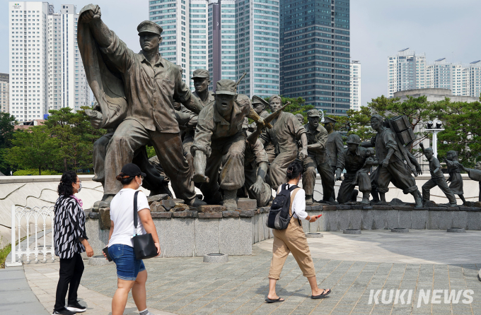 [쿠키포토] '엄마 6.25 전쟁은 왜 일어났어요?'