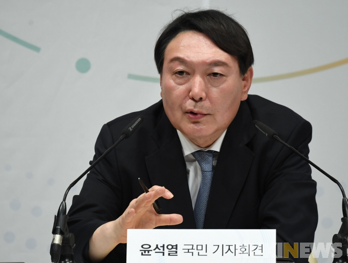 손준성 영장기각…與 “유감” 野 “공수처, 정권 충견”