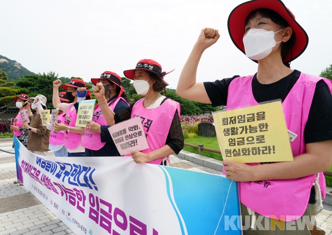 [쿠키포토] 여성노동자들의 외침 '살고싶다, 최저임금 인상하라'