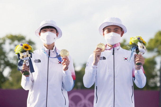 [올림픽] ‘양궁 막내’ 김제덕·안산, 한국 첫 금메달 선사