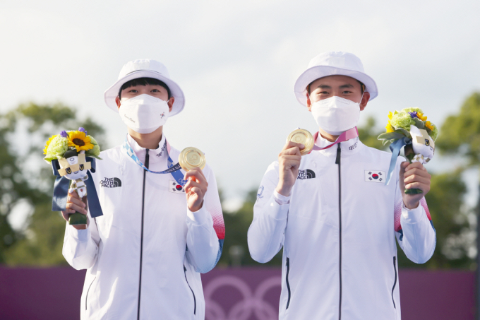 [올림픽] ‘양궁 막내’ 김제덕·안산, 한국 첫 금메달 선사