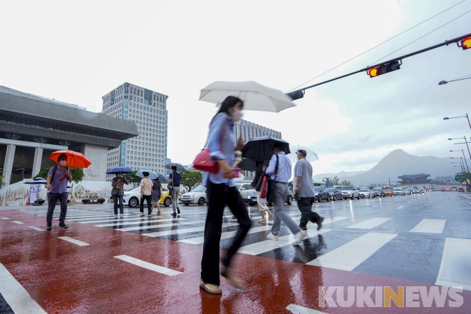 [쿠키포토]출근길 쏟아진 빗줄기에 재촉하는 발걸음