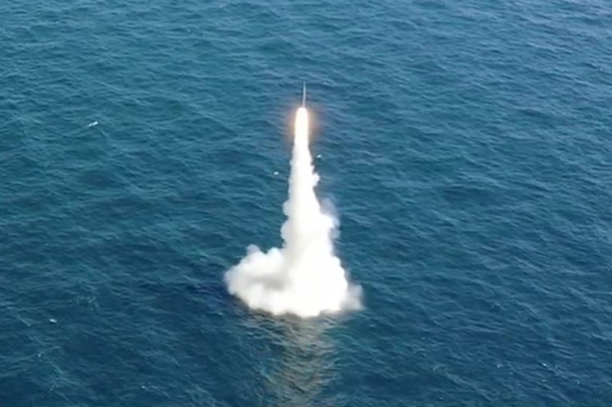 독자개발 ‘SLBM’ 잠수함 발사시험 성공… 문재인 “北 도발 억지력 충분히 갖춰”
