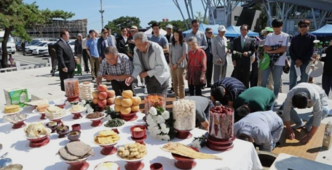 추석 가족모임 8명까지…1차·미접종자 최대 4명