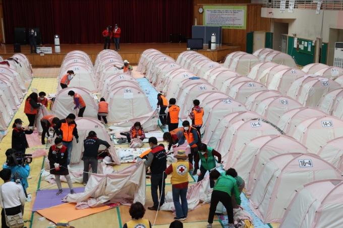포항 지진 이재민들, 4년만에 '텐트 생활' 끝내