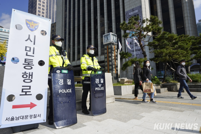 [쿠키포토] 민주노총 총파업... 서울 도심에 설치된 '차벽·검문소'