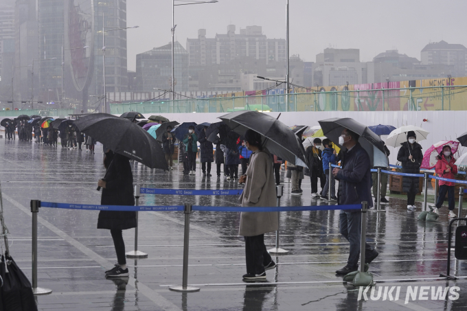 ‘오미크론’ 국내 유입 가능성 … 의심자 4명 오늘 결과 발표