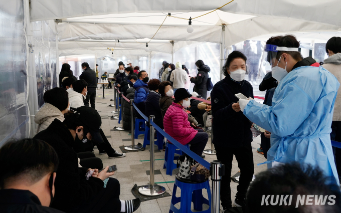 ‘오미크론’ 감염 40대 부부, 지인 접촉 신고 누락… 위반 확인 시 고발